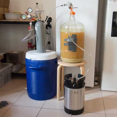 Un transfert en fût avec la bière poussée au CO2